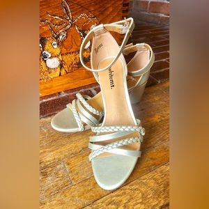 White Mountain strappy dress sandals, vintage silver